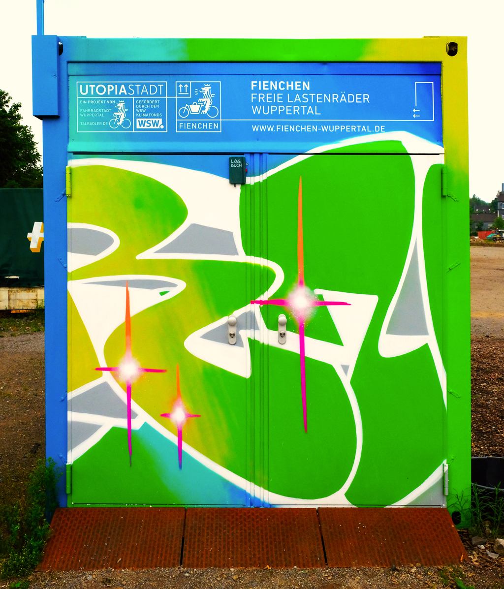 Eingang der Fienchen-Garage mit großem Graffiti. Oben am verschlossenen Tor hängt ein Notizbuch mit der Aufschrift »LOGBUCH«