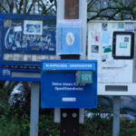 Blauer Briefkasten mit Aufschrift »Deine Ideen für die Speditionshalle!«, im Briefschlitz steckt zur hälfte ein Notizbuch mit der Aufschrif »LOGBUCH«.
