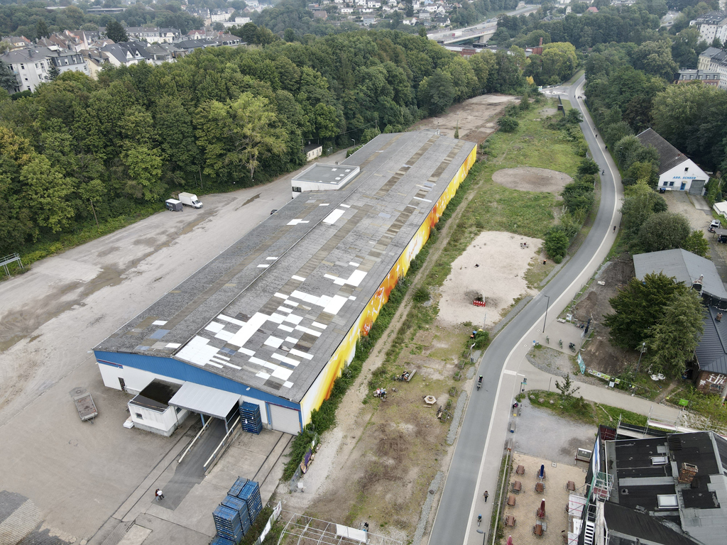 Luftaufnahme der Speditionshalle auf dem Utopiastadt-Campus neben der Nordbahntrasse am Bahnhof Mirke.