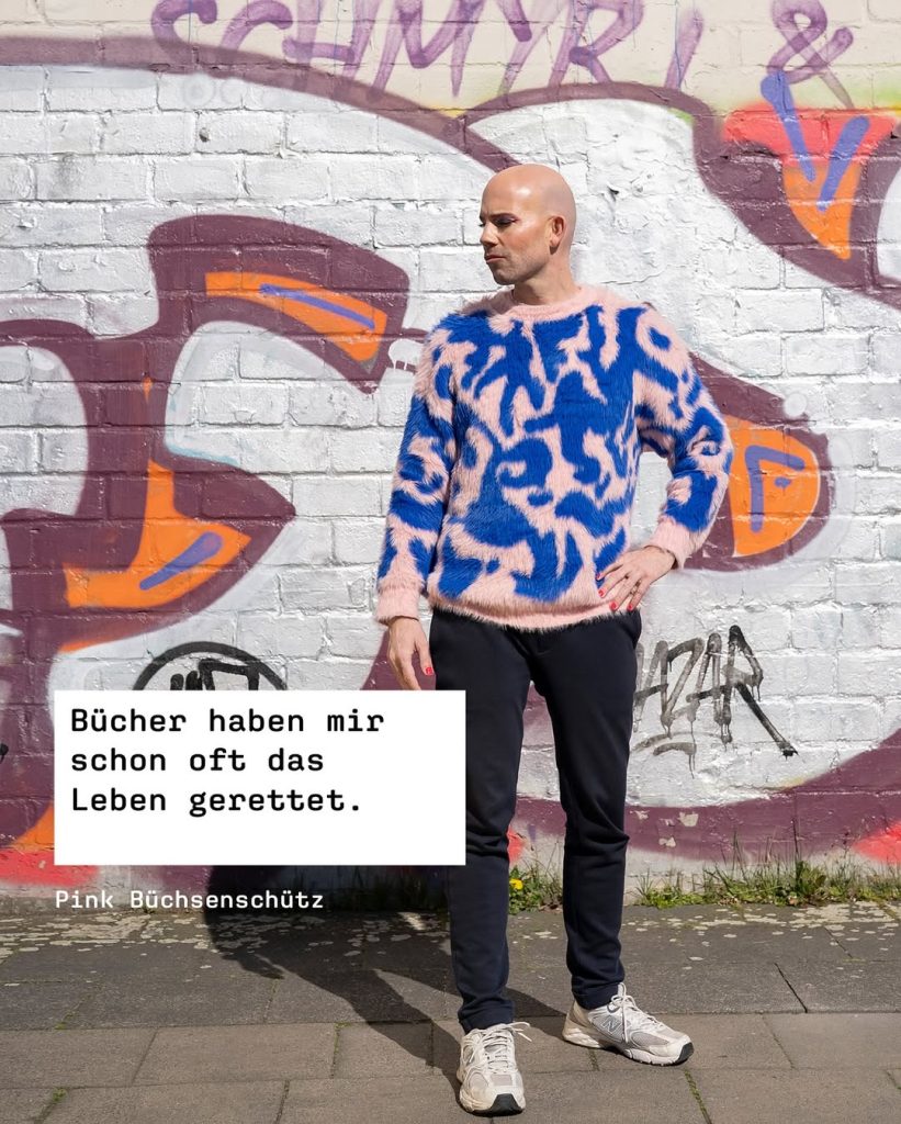 »Bücher haben mir schon oft das Leben gerettet.«
Pink Büchsenschütz